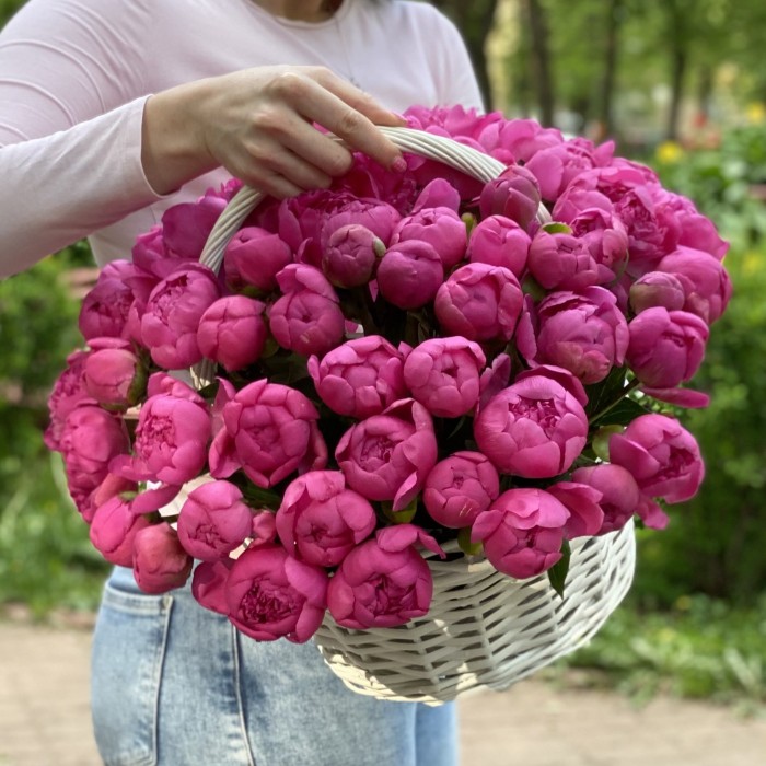 51 малиновый пион Флеминг в корзине